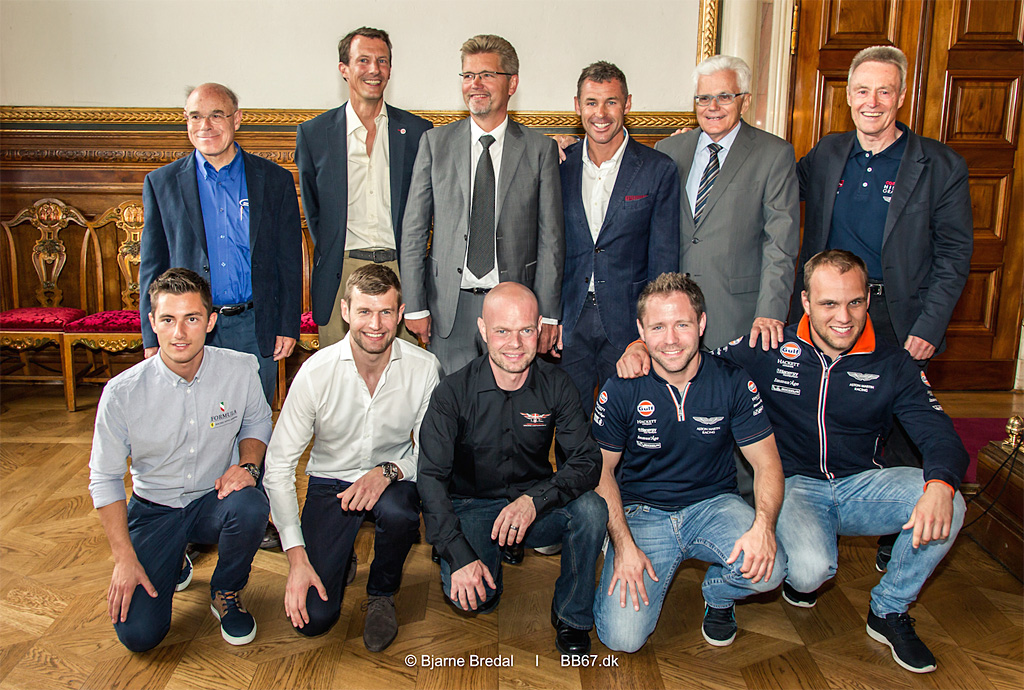Fra velkomstmødet på Københavns Rådhus – Fra venstre mod højre stående: Duncan Rabagliati, H.K.H. Prins Joachim, Overborgmester Frank Jensen, Tom Kristensen, Formand ASK-H CC. Hansen, Primus Motor for CHGP Jac Nellemann. Foran fra venstre til højre: Formula Racing Ferrari-kører Mikkel Mac, Porche fabrikskører Michael Christensen, Corvette Racing Jan Magnussen, Team Young Driver Christoffer Nygaard og Marco Sørensen.
(Foto: Bjarne Bredal)